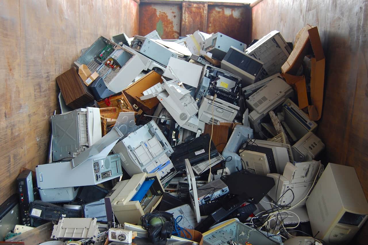 computer-vuilnis Container vol met computer randapparatuur
